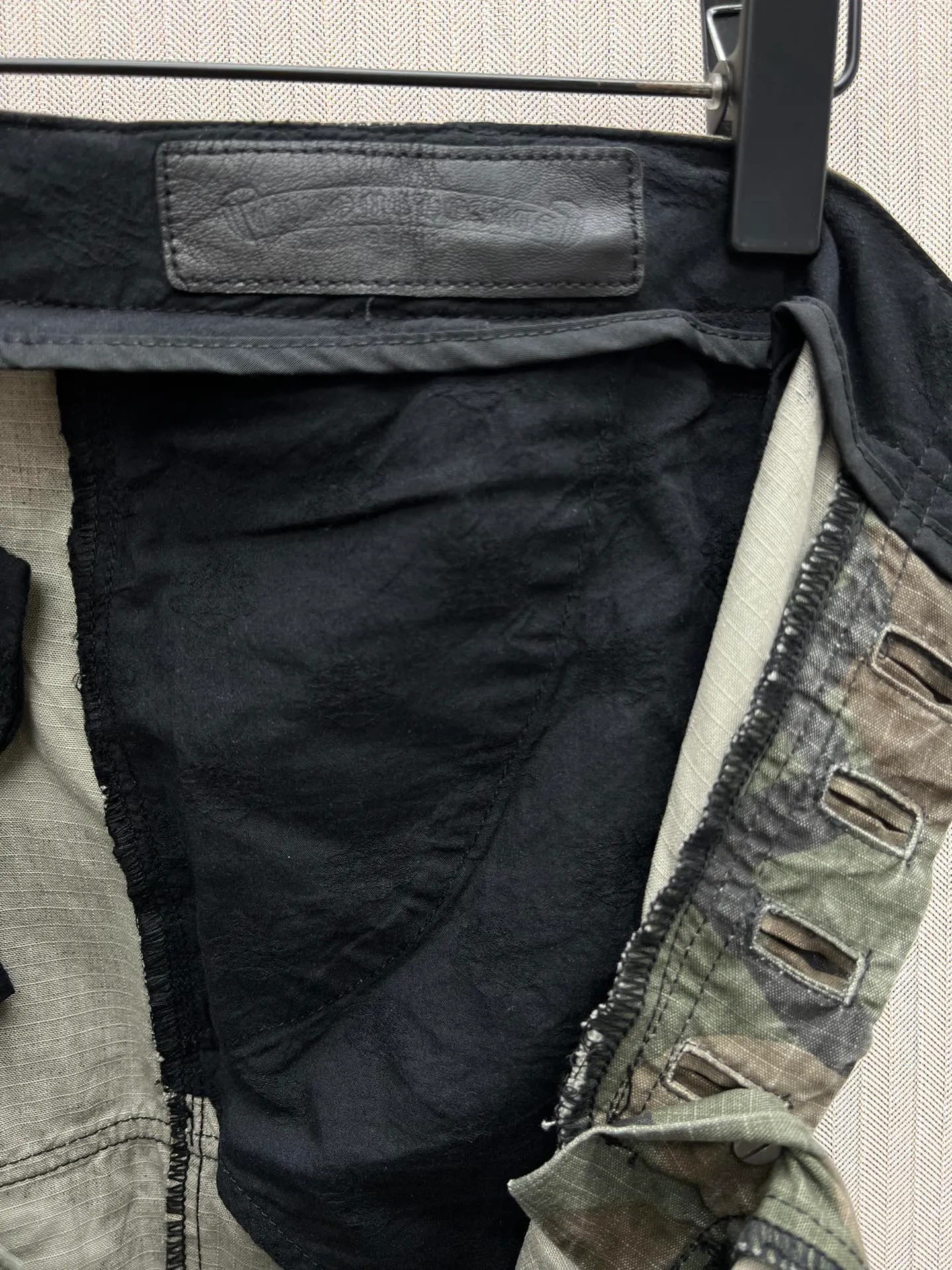 🅿️680 Crow Heart 25SS camouflage patchwork leather genuine antique silver overalls. The body fabric is custom-dyed with fully divided camouflage. The lining is CH jacquard lining. The minimum order is 1000 meters. There are 14 genuine antique silver hardware in the whole trousers. Half of the cost is in the hardware. The leather patchwork is made of imported lambskin. Hand-made edge turning method. The embroidery on the waist is imported Tajima machine. Precision embroidery. Size: 32.34.36